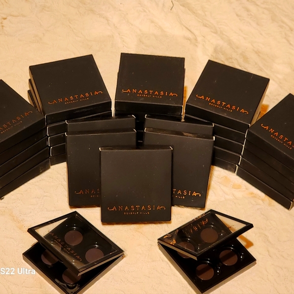 Beverly Hills 4 wall eyeshadow palette with magnets - Picture 1 of 3